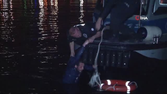 Fatih'te Denize Atlayan Genci Deniz Polisi Kurtardı