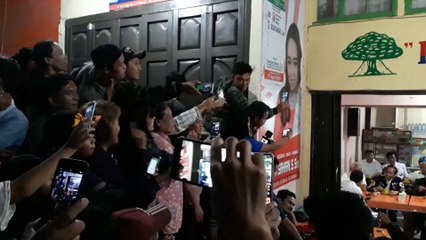 ‎Warga Nyanyikan Jokowi Bangun Bandara dan Jalan Tol Versi Lagu Sayur Kol