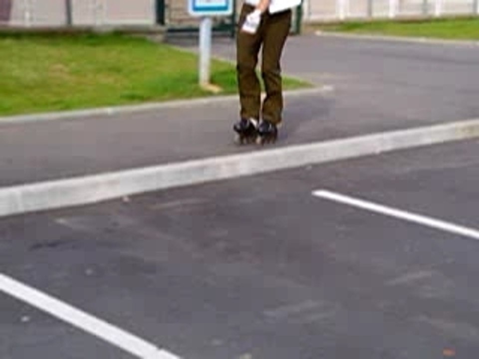 Apprendre_descendre_trottoir_pieds_decales_roller