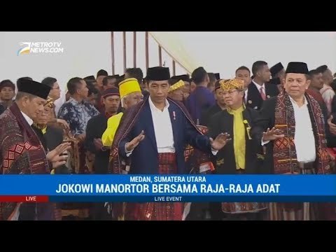 Jokowi Manortor Bersama Raja-raja Adat