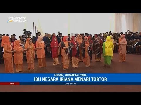 Iriana Jokowi Manortor di Pesta Adat Kahiyang-Bobby