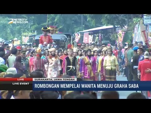 Parade Pakaian Adat Iringi Rombongan Kahiyang