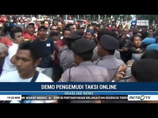 Massa Taksi Online Adu Pukul dengan Polisi