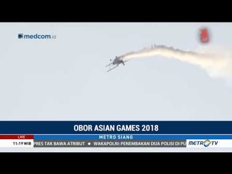 Aksi Akrobatik Udara Meriahkan Kedatangan Api Obor Asian Games di Palembang