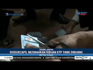 Aparat Menggunting Ribuan KTP Yang Tergeletak Di Semak-Semak Di Serang