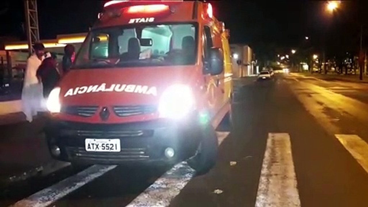 Jovem corta a mão após brincar com faca