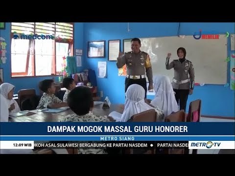 Salut ! Polisi Gantikan Guru Honorer Yang Mogok Mengajar Di Blitar