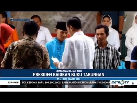 Jokowi Bagikan Buku Tabungan untuk Korban Gempa Sumbawa Barat