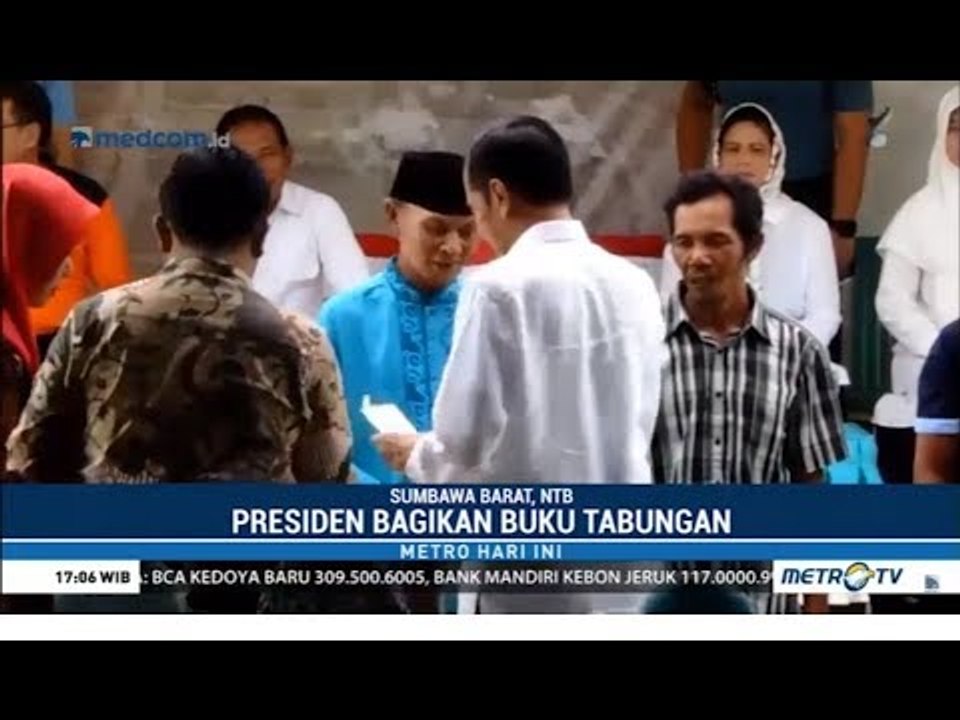 Jokowi Bagikan Buku Tabungan untuk Korban Gempa Sumbawa Barat
