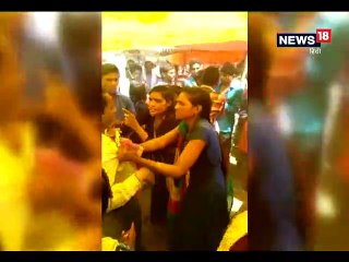 छेड़खानी करने पर अधेड़ की युवतियों ने की चप्पलों से पिटाई, वीडियो वायरल