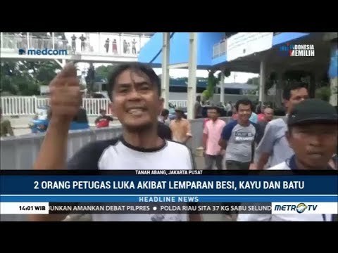 Tak Mau Diusir dari Trotoar, PKL Tanah Abang Bentrok dengan Satpol PP