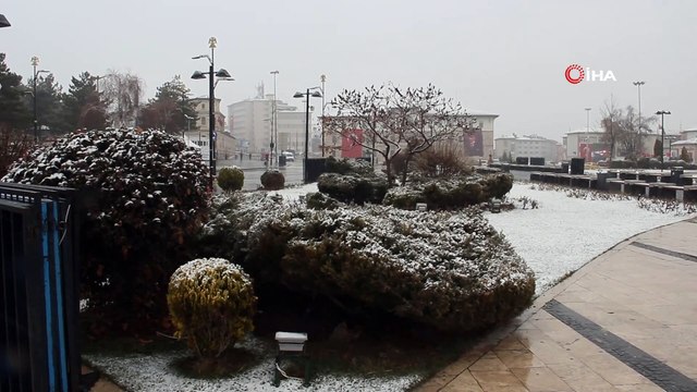 Baharı bekleyen Sivas’a kar sürprizi