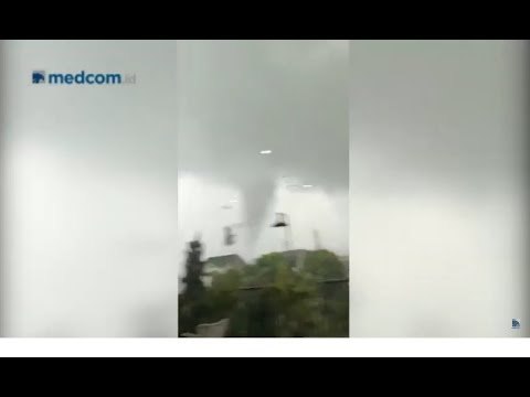 Suasana Mencekam Angin Puting Beliung Menerjang Bogor