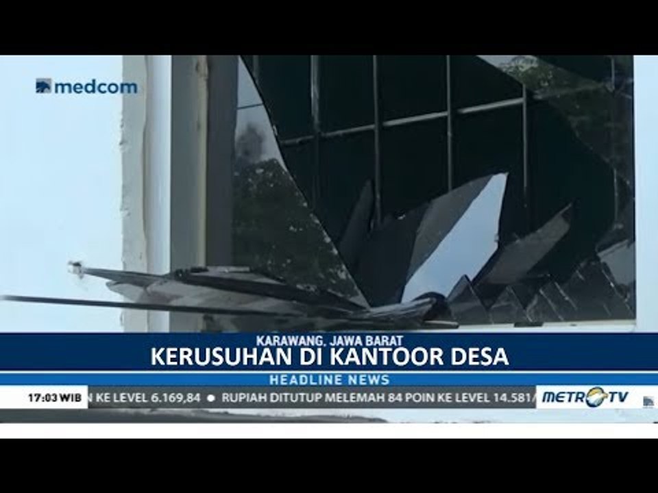 Amuk Massa di Kantor Desa di Karawang
