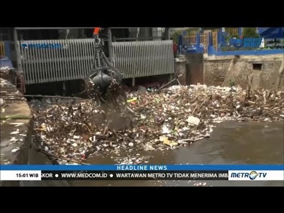 Tumpukan Sampah Sumbat Pintu Air Manggarai