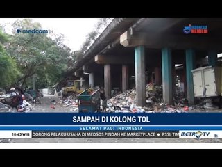 Aroma Busuk dari Lautan Sampah di Kolong Tol Priok Jakarta
