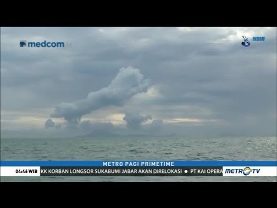 Gunung Anak Krakatau Masih Terus Mengeluarkan Asap Putih