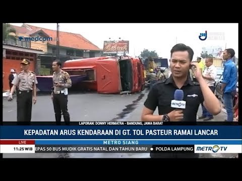 Truk Bermuatan Solar Terguling di Bandung