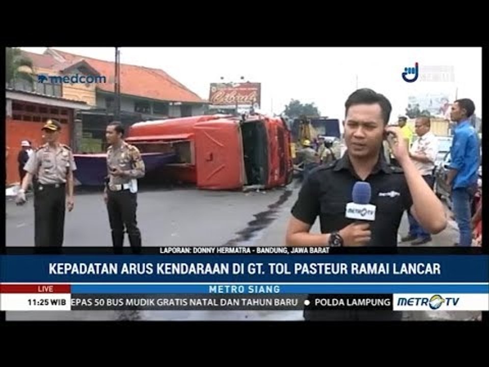 Truk Bermuatan Solar Terguling di Bandung