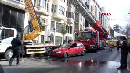 Otomobilin Çaptığı Vincin Sepetinde Mahsur Kaldılar