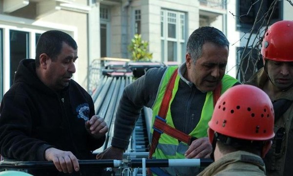 Vinç sepetinde mahsur kalan işçiler gözyaşlarına boğuldu