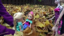 Jouer dans les FEUILLES! Elsa et Anna, les tout-petits ont le plaisir de sauter dans les feuilles!