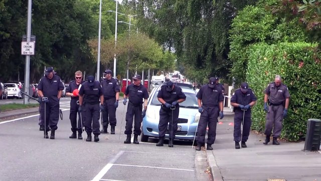 Yeni Zelandalı polisler caddeleri inceliyor - CHRİSTCHURCH