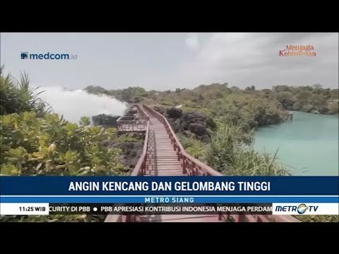 Duh, Jembatan Wisata di Sumba Rusak Akibat Gelombang Tinggi