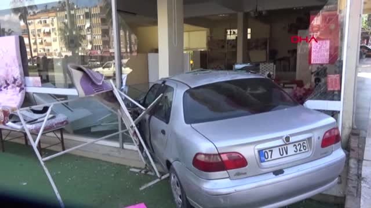 Antalya Kaza Yapan Otomobil Mobilya Mağazasına Girdi