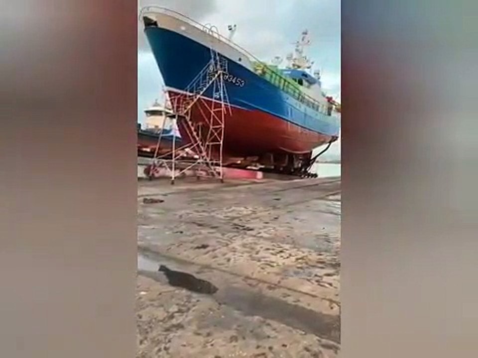 Espagne  la chute dun bateau de pêche français en réparation