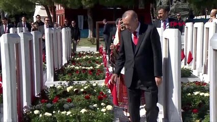 Çanakkale Cumhurbaşkanı Erdoğan Şehitlikteki Mezarlara Karanfil Bıraktı