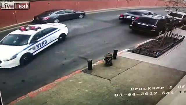 Il s'échappe menotté d'une voiture de police en route !