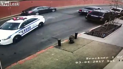 Il s'échappe menotté d'une voiture de police en route !