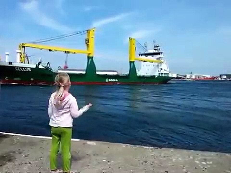 Ce bateau répond à une fillette en sonnant la corne de brume !