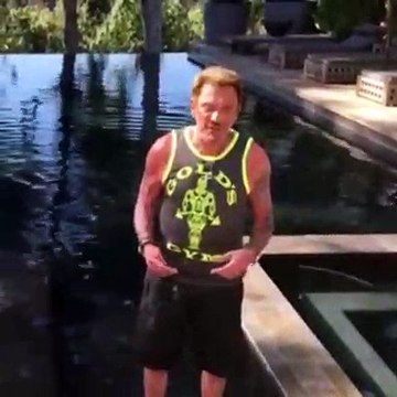 Laetitia Hallyday, qui fête ses 44 ans aujourd'hui, diffuse une vidéo inédite de Johnny qui vante ses propres qualités : Tu es la femme la plus merveilleuse du monde