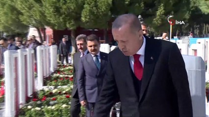 Cumhurbaşkanı Erdoğan, Çanakkale şehitlerinin mezarlarına karanfil bıraktı