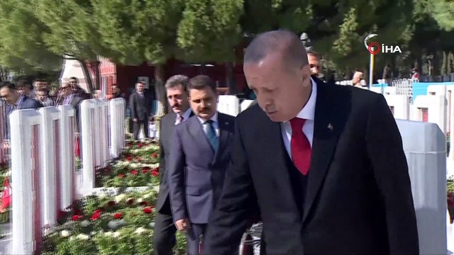Cumhurbaşkanı Erdoğan, Çanakkale şehitlerinin mezarlarına karanfil bıraktı