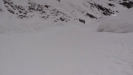 Çığdan Kapanan Yol 2 Günlük Çalışmayla Ulaşıma Açıldı