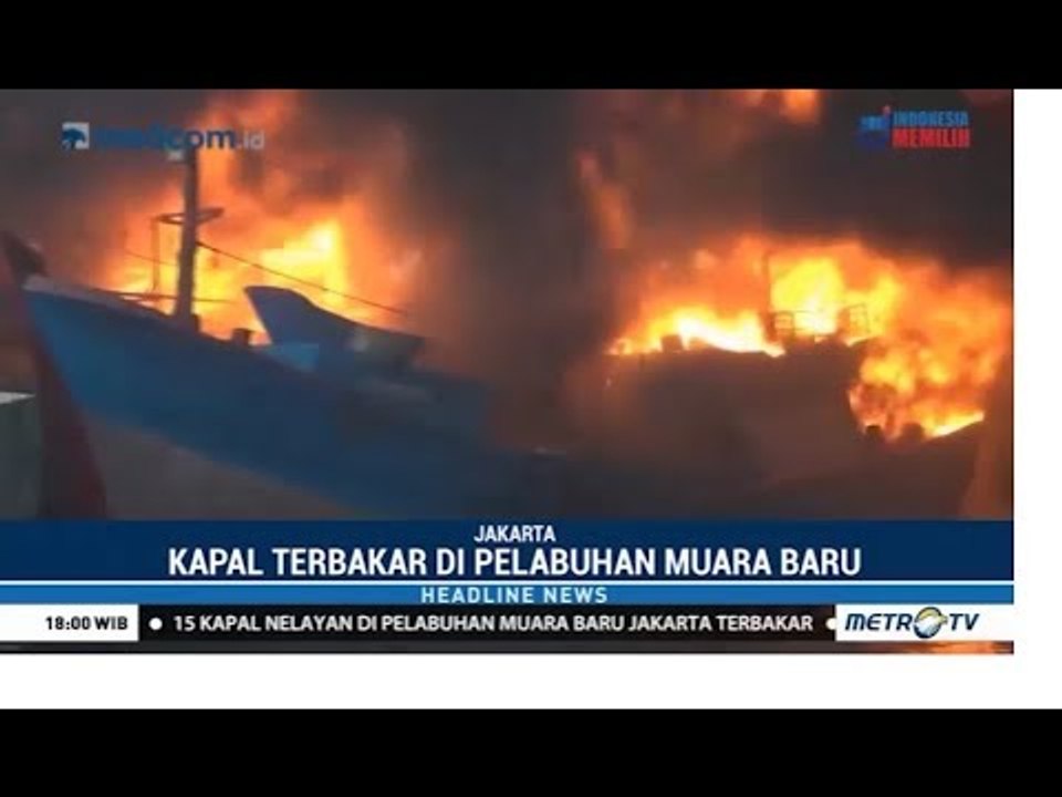 Damkar & Warga Berupaya Padamkan Kebakaran Hebat Kapal Nelayan