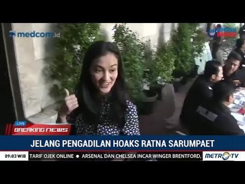 Atiqah Hasiholan Dampingi Ratna Sarumpaet Jalani Sidang Perdana