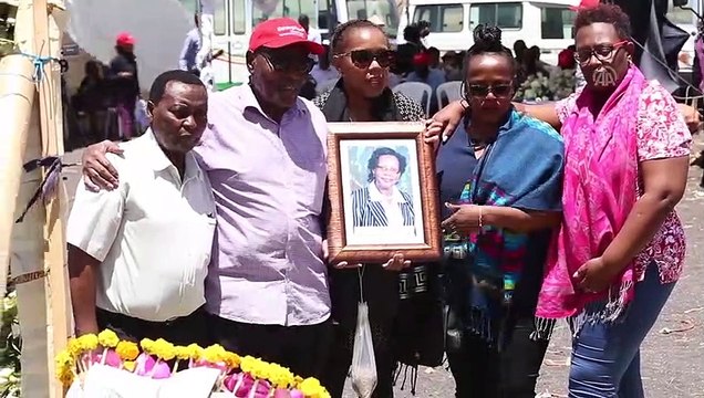 Etiyopya'daki uçak kazasında ölenlerin yakınları bir avuç toprakla avunuyor