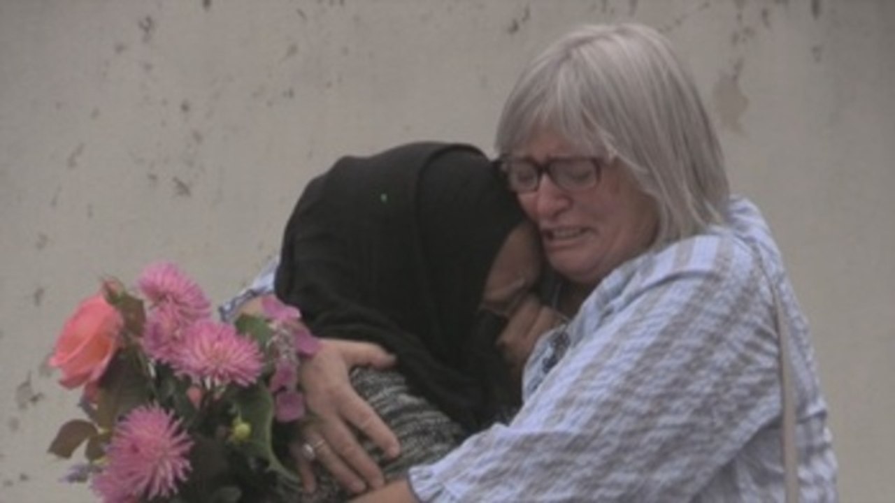 Musulmanes de Christchurch vuelven a mezquitas arropados por amigos y vecinos