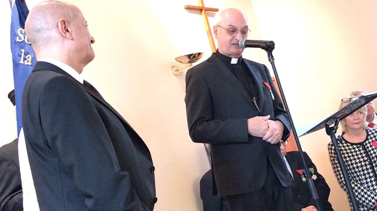 L’évêque de Coutances reçoit la Légion d’honneur et livre un discours fort