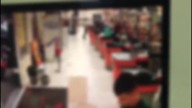 Dupla de assaltantes toca o 'terror' em supermercado de Colombo