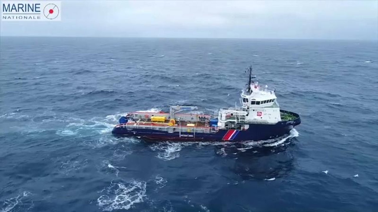 Grande America: Einsatzkräfte dämmen Ölteppiche ein