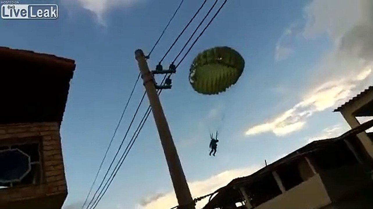 Ces parachutistes atterrissent en pleine ville !