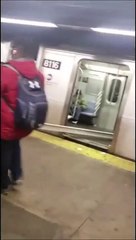 Il transporte un rail en acier... dans le métro de New York !