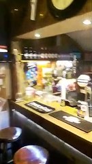 Il s'est construit un Bar dans le fond du jardin !