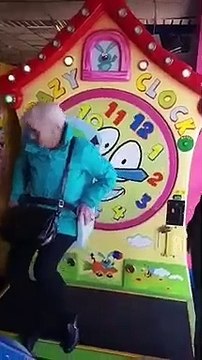 Mamie essaye un jeu pour enfants.. fou rire !