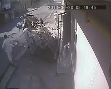 Ces piétons vont avoir beaucoup de chance sur ce trottoir